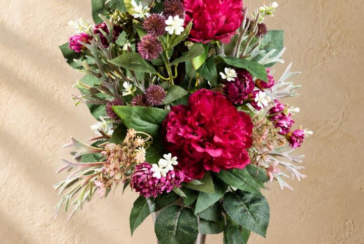 Mazzo di fiori per cimitero fucsia intenso mostrato per intero nel vaso argentato non incluso