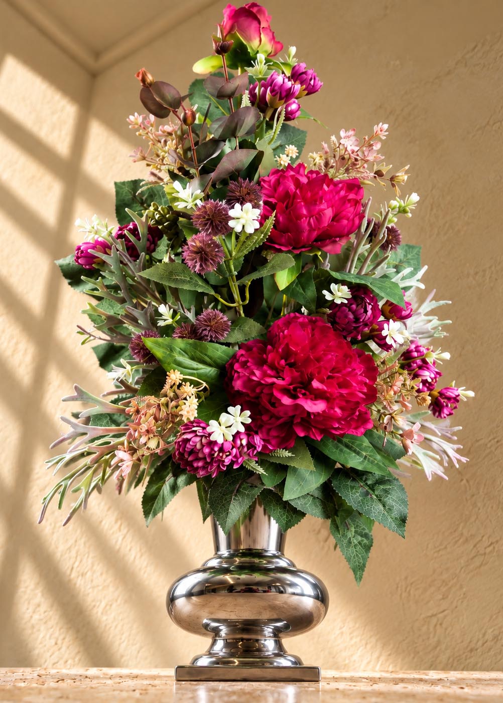 Mazzo per loculo con peonie fucsia vista ravvicinata Arte Fiore
