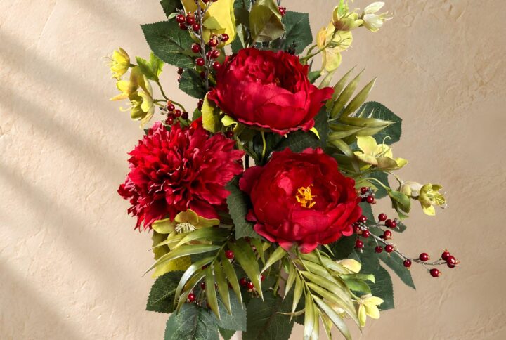 Mazzo di fiori per defunti rosso e giallo mostrato per intero nel vaso argentato non incluso