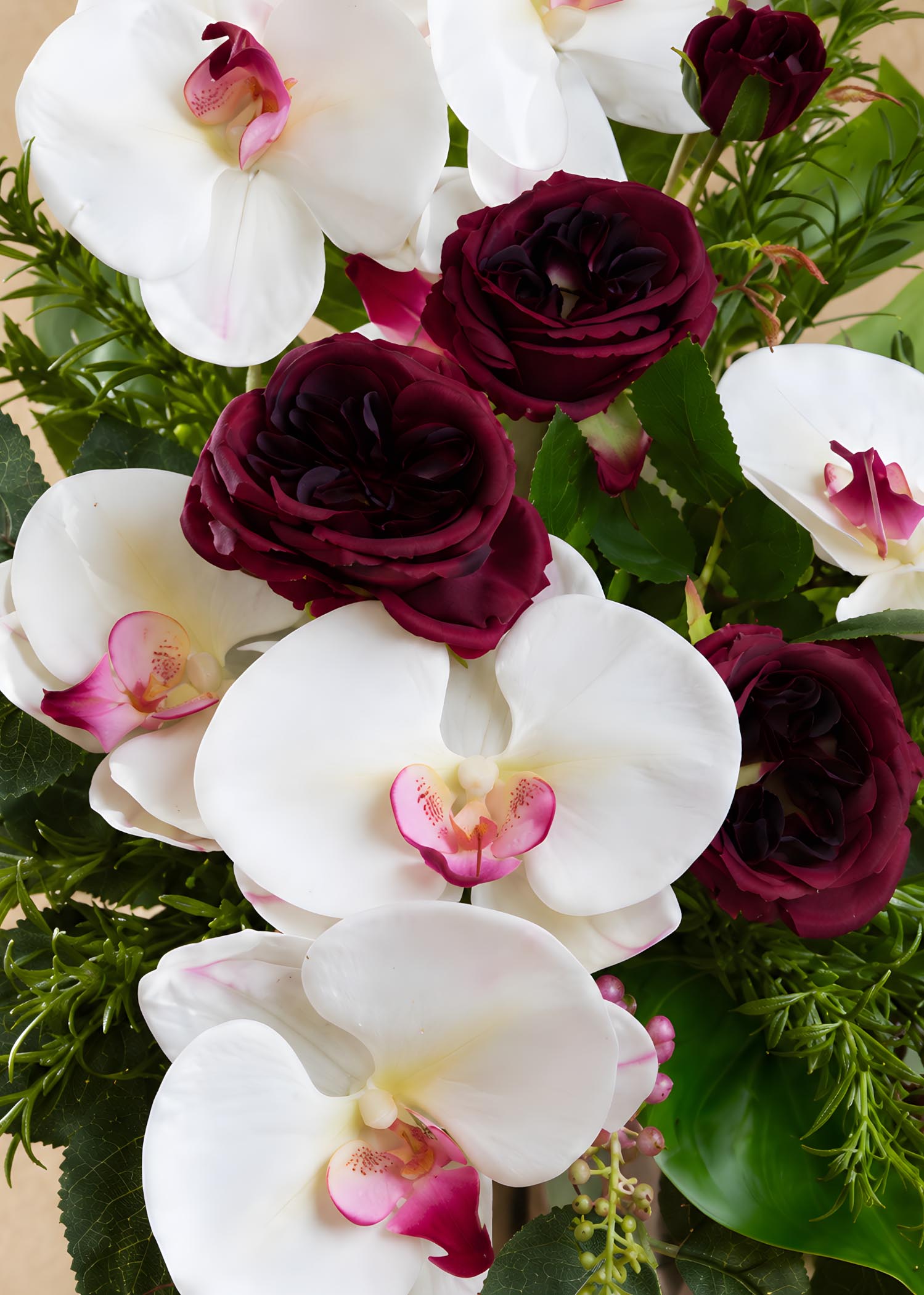 Mazzo per loculo bianco e bordeaux — dettaglio orchidee e rose
