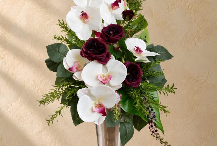 Mazzo fiori artificiali per loculo bianco e bordeaux, vista frontale completa con fiori ricadenti davanti al vaso