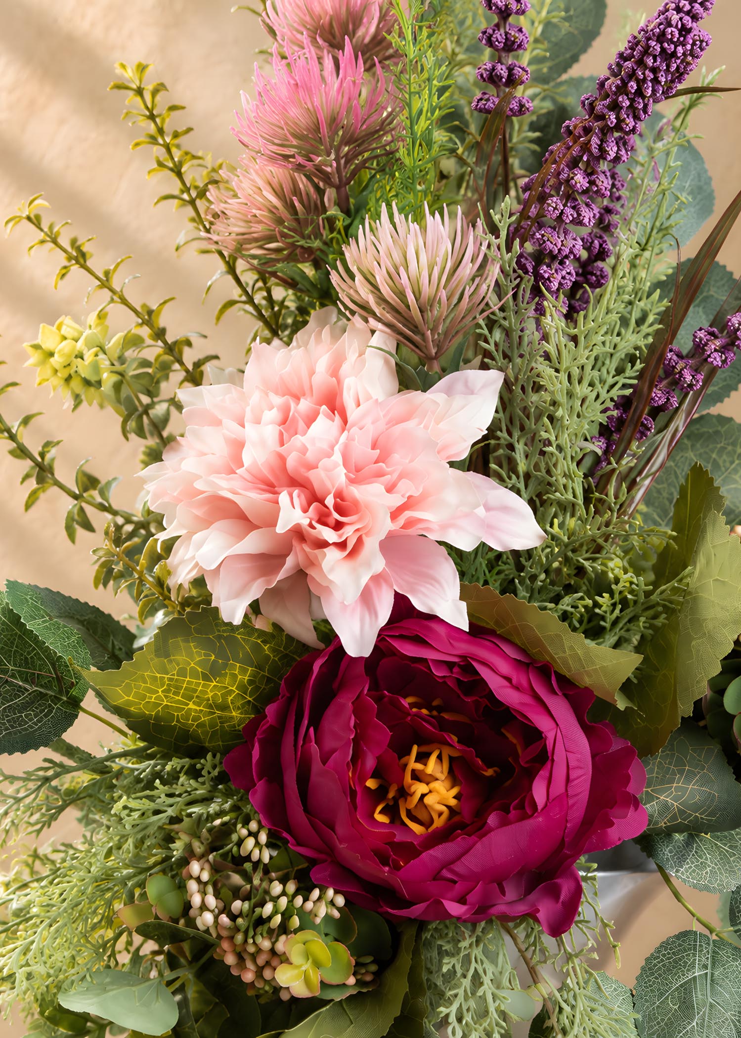 Mazzo per loculo rosa e viola – dettaglio del fiore bordeaux