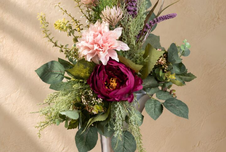 Mazzo fiori artificiali per loculo rosa e viola visto per intero, con fiori chiari e bordeaux e verde ricadente