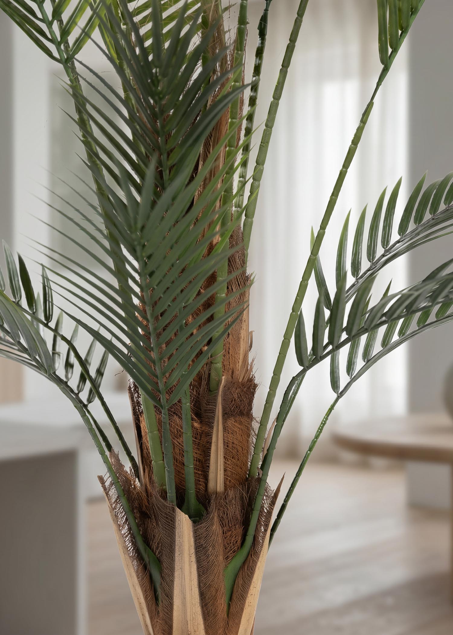 Dettaglio delle fronde della palma artificiale realistica, realizzate in materiale plastico per riprodurre spessore, consistenza e nervature del fogliame naturale.