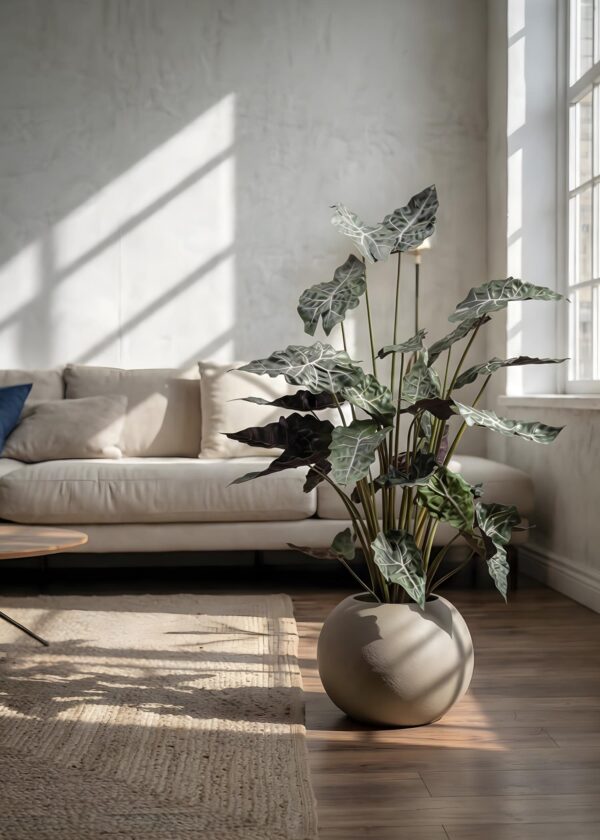 Pianta artificiale di alocasia da interno ambientata in soggiorno moderno